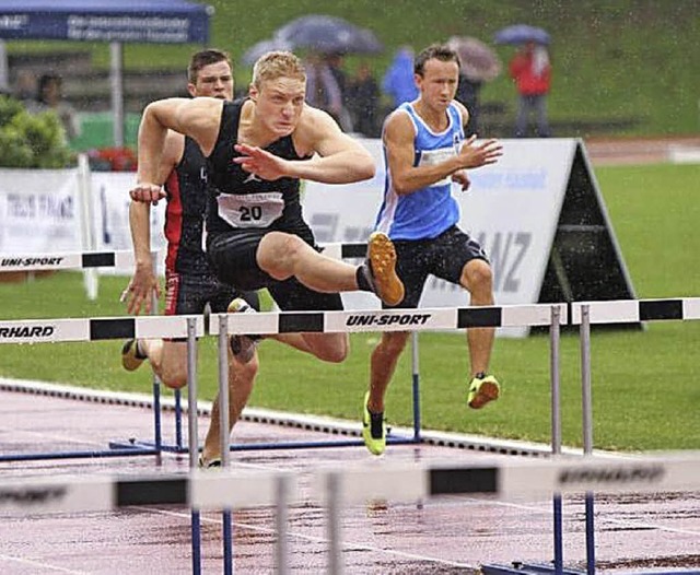 Geballte Kraft im Sauwetter: Kai Schar...nt ber 110 Meter Hrden in Regensburg  | Foto: donauwelle