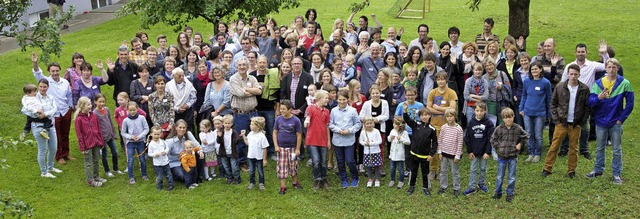 Kinder und Eltern, auch Ehemalige, feierten 25 Jahre Kindergarten Sapperlot.   | Foto: Jrgen Heil