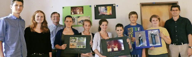 Mit ihrem  Foto &#8222;Friendship&#822...von links) gratulierten den Gewinnern.  | Foto: Claudia  Mller
