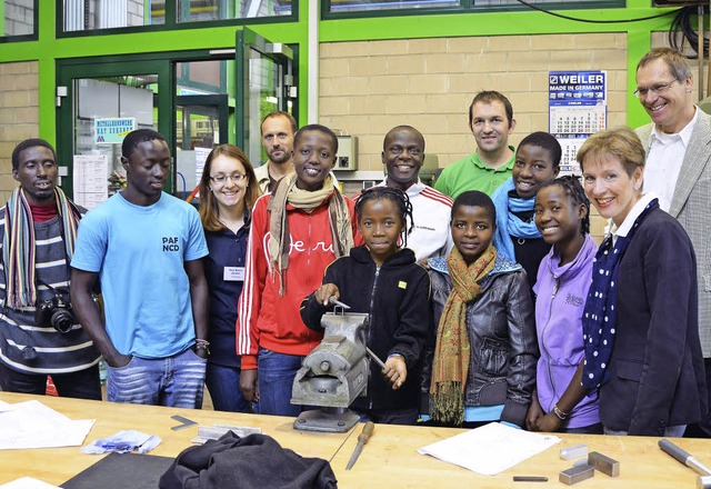 Junge Afrikaner waren zu Gast in der G...e hinten Projektleiter Michael Mwase.   | Foto: Privat