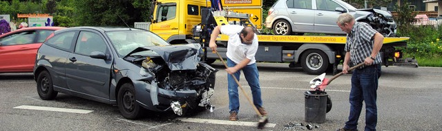 Aufrumen nach dem Unfall: Bei der Abf... Dienstagabend zwei Autos kollidiert.   | Foto: Ralph Fautz