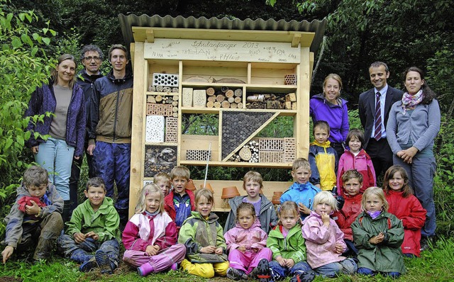 Da wird&#8217;s bald ganz schn krabbe...kindergartens vor ihrem Insektenhotel   | Foto: Ralph Fautz