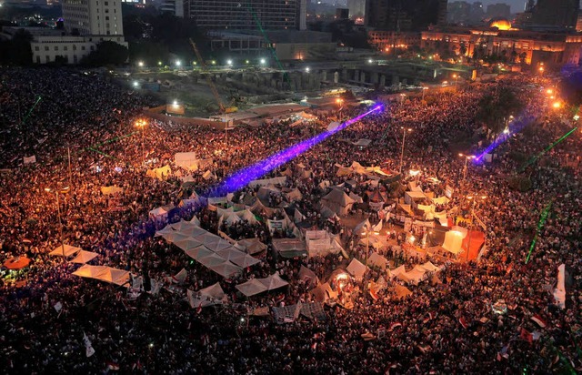 Menschen feiern auf dem Tahrir-Platz in Kairo.  | Foto: dpa