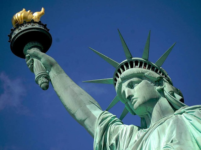 Besucher knnen die Freiheitsstatue wieder besichtigen.  | Foto: dpa