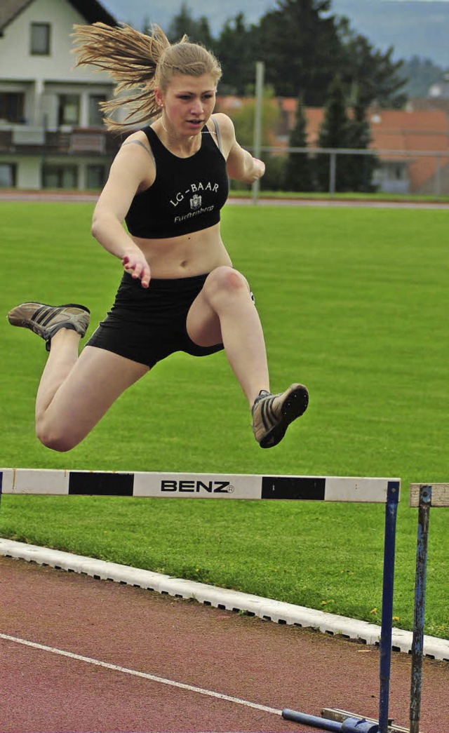 Flott ber die Hrden: Eine der Leistu...n des TB Lffingen ist Jessia Plasch.   | Foto: heiler