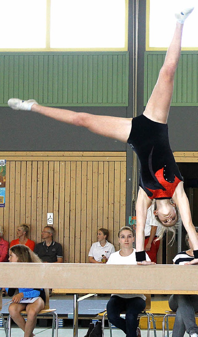 Balanceakt: Anna-Lena Dufner am Schwebebalken  | Foto: burchartz