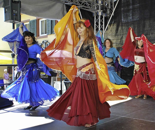 Auch mit Tanzdarbietungen werden die Besucher unterhalten.    | Foto: Edgar Steinfelder