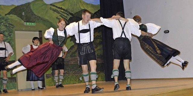 So tanzen die Buchholzer aus dem Groen Walsertal in Vorarlberg.   | Foto: Fotos: Verein