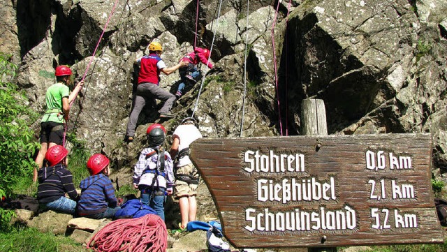 Gut gesichert: Die jungen Kletterknstler beginnen ihren Aufstieg.  | Foto: Manfred Lange