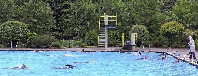Traiathleten schwimmen trotz Klte und REgen im Freibad und trainiern  | Foto: Angela Fiedler