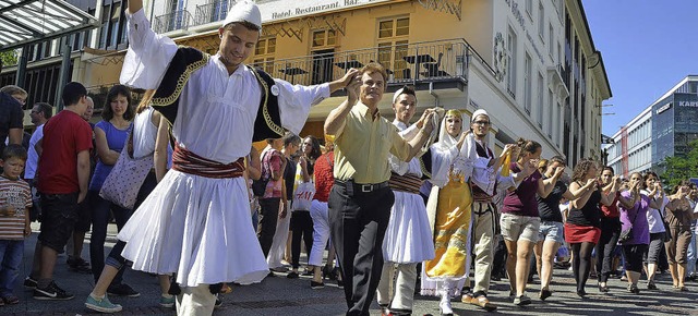 Die kosovarisch-albanische Gruppe Shot... wieder mit den Gsten auf dem Platz.   | Foto: Barbara Ruda