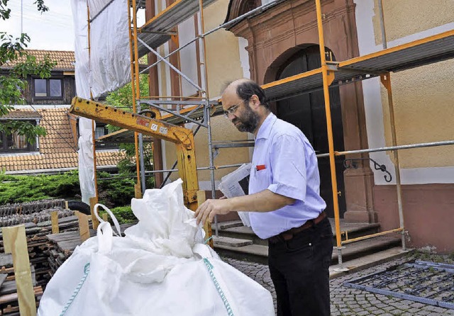 Eingettet in groe Scke ist der mit ...homas Schwarz auch auf Spenden hofft.   | Foto: julius steckmeister