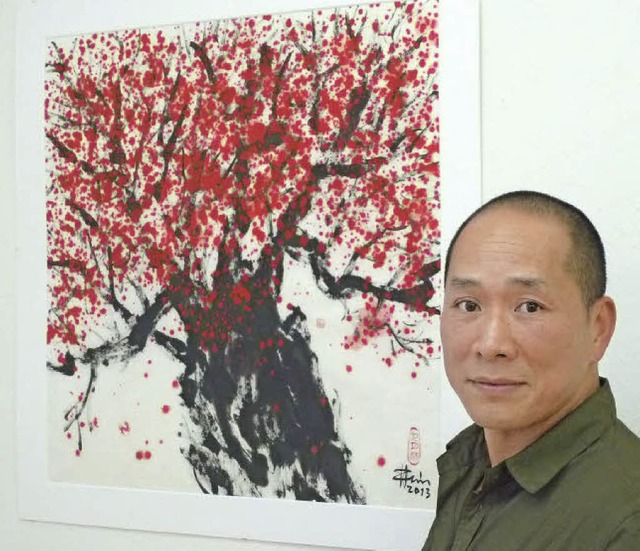 Zheng Lin vor seinen Bildern in der Galerie Arthus  | Foto: Ramm-Weber Susanne