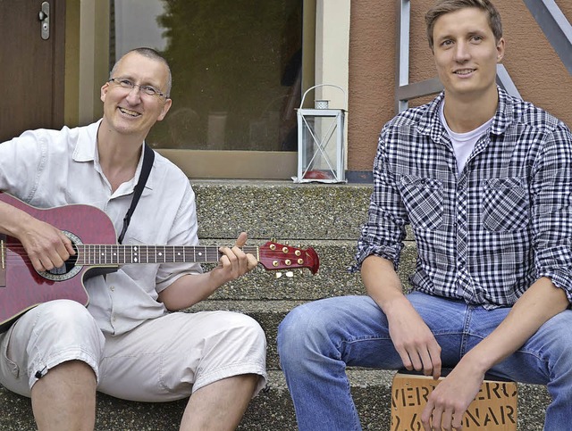 Stefan Doll mit Gitarre und Nathanael Doll (Schlagzeug)  | Foto: Geppert Lisa