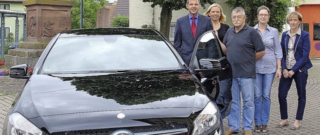 Freude bei  Familie Hessemann (Mitte)....eitern die Schlssel fr einen A 200.   | Foto: Volksbank