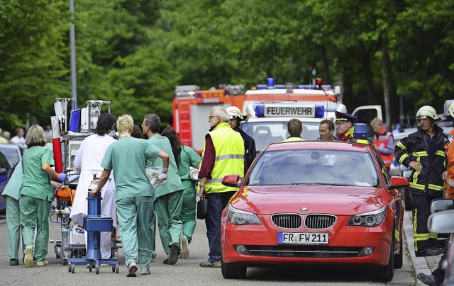 Personal und Patienten des Diakoniekra... wegen einer Bombendrohung verlassen.   | Foto: Ingo Schneider