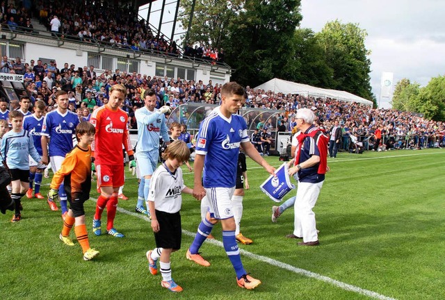 Jugend forsch: Ein Nachwuchsfuballer ... Teamkollege Max Meyer (hinten links).  | Foto: Dieter Reinhardt