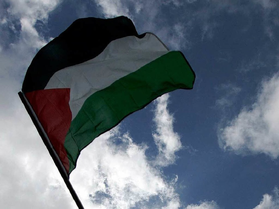 Die palästinensische Flagge weht über ...g von Waren ist es manchmal verzwickt.  | Foto: AFP