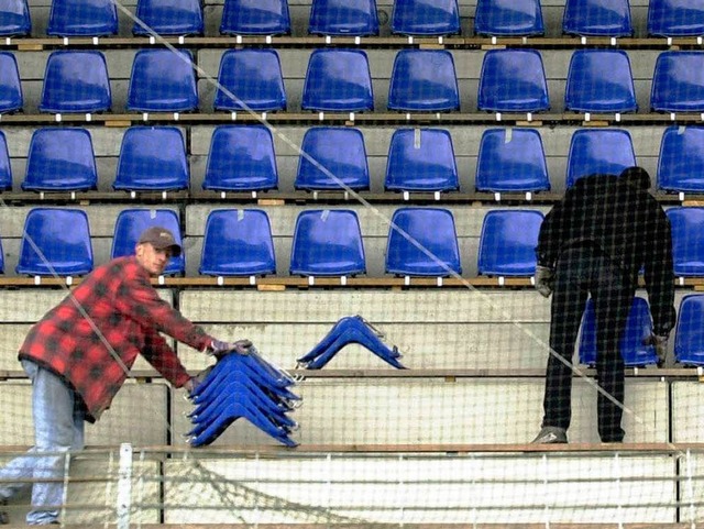Dieses Bild wird es bald wieder geben:...n Stadion Sitzschalen montiert werden.  | Foto: Rolf Haid