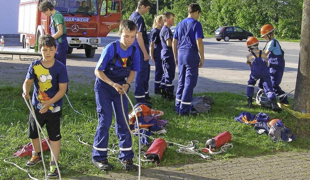 Spielerische bungen begeistern den Feuerwehrnachwuchs.  | Foto: Liane Schilling