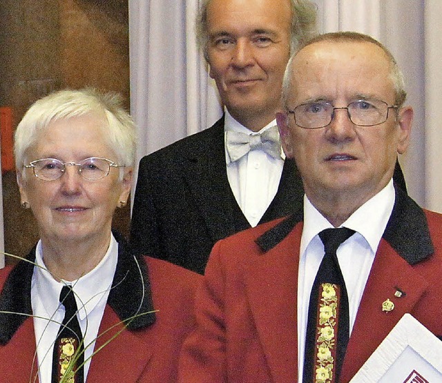 Leonie und Klaus Weber (im Hintergrund Dirigent Michael Hartenberg)  | Foto: Roland Gutjahr