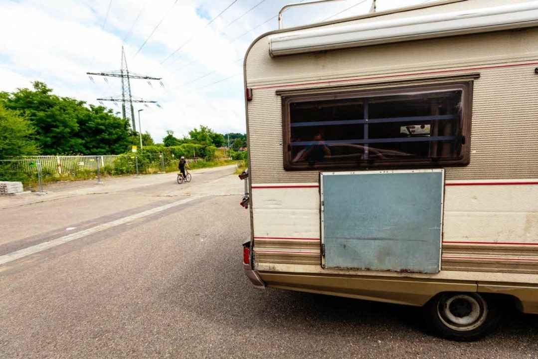 Die Besitzer der Wagenburg-Fahrzeuge w...efordert, das Grundst�ck zu verlassen.  | Foto: Oliver Huber
