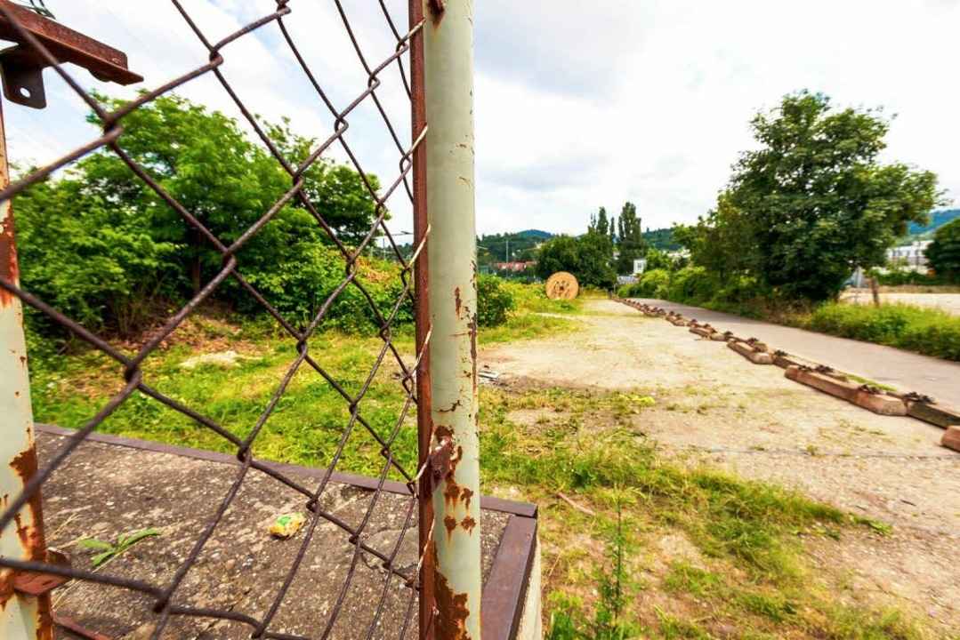 Eisenbahnschwellen wurden ausgelegt, u...der Fl�che erneut geparkt werden kann.  | Foto: Oliver Huber