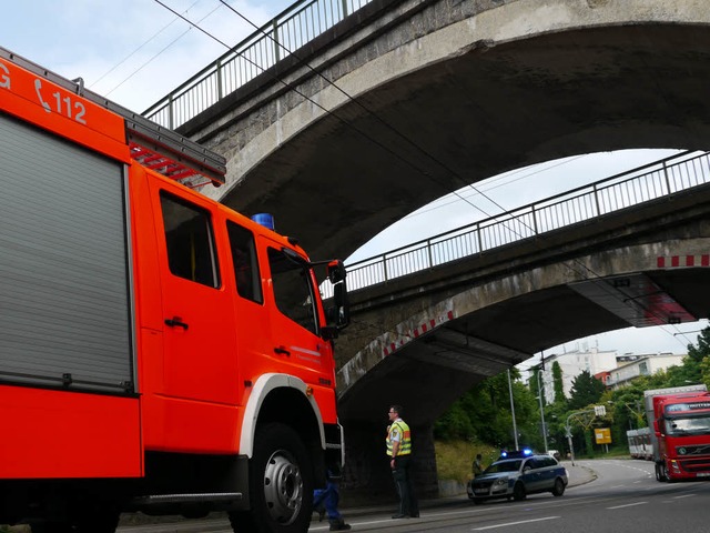 Einsatzkrfte riegeln die Gefahrenzone ab.  | Foto: Oliver Huber