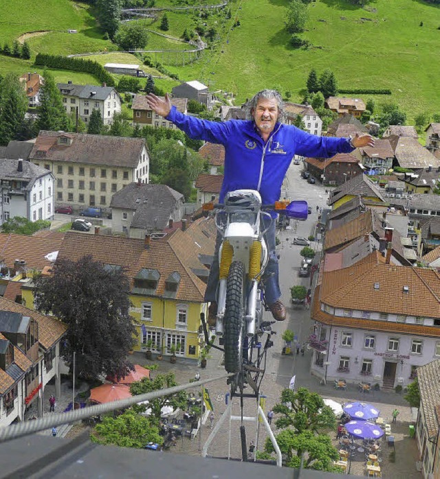 Falko Traber fhrt auf dem Drahtseil zum Kirchturm hoch.   | Foto: Jacob