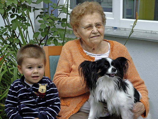 Therapiehund Cooper freut sich beim Gr... Haus am Park ber Streicheleinheiten.  | Foto: Leony Stabla