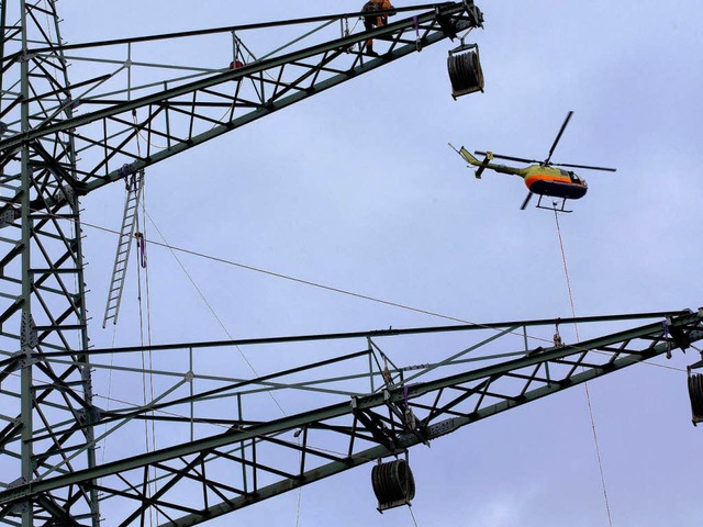 Der Ausbau des Stromnetzes soll mit Brgerbeteiligung schneller vorangehen.  | Foto: dpa