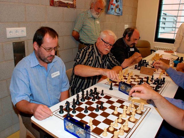 Mitglieder des Schachclubs Ohlsbach (links) spielten gegen Hftlinge.  | Foto: Gertrude Siefke