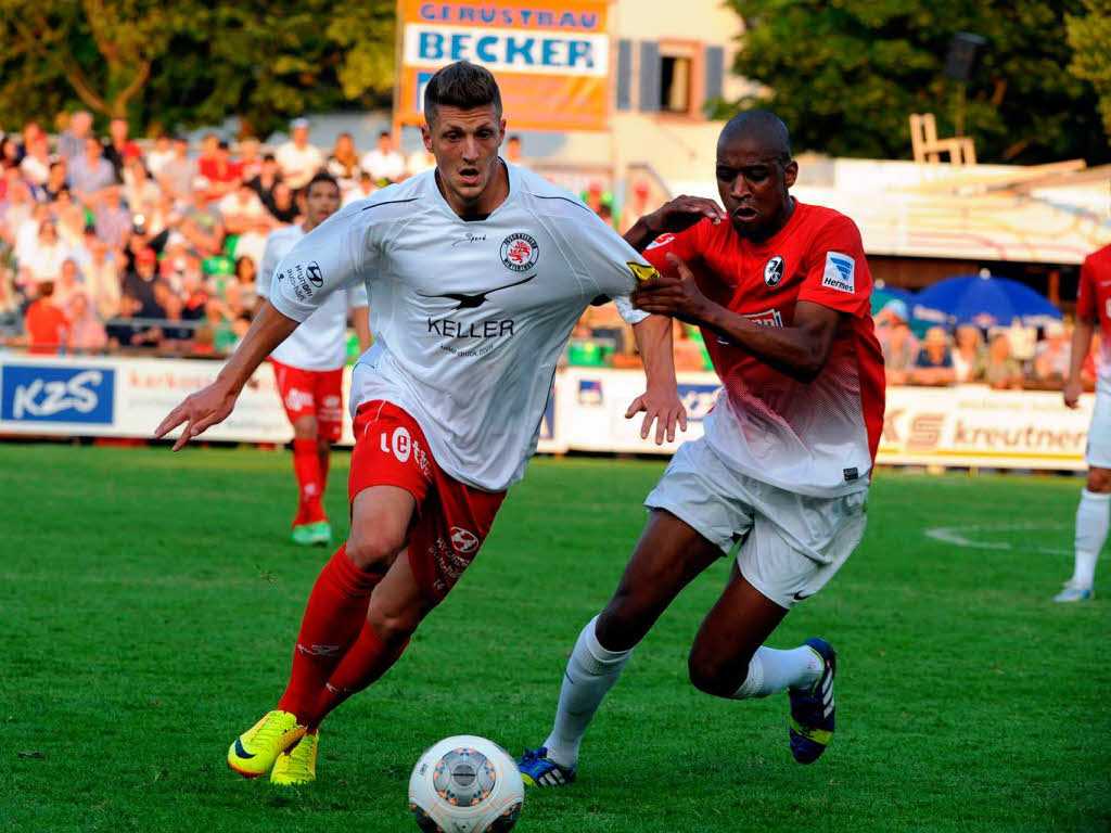 SC-Neuzugang Gelson Fernandes (r.) verfolgt Simon Grether.