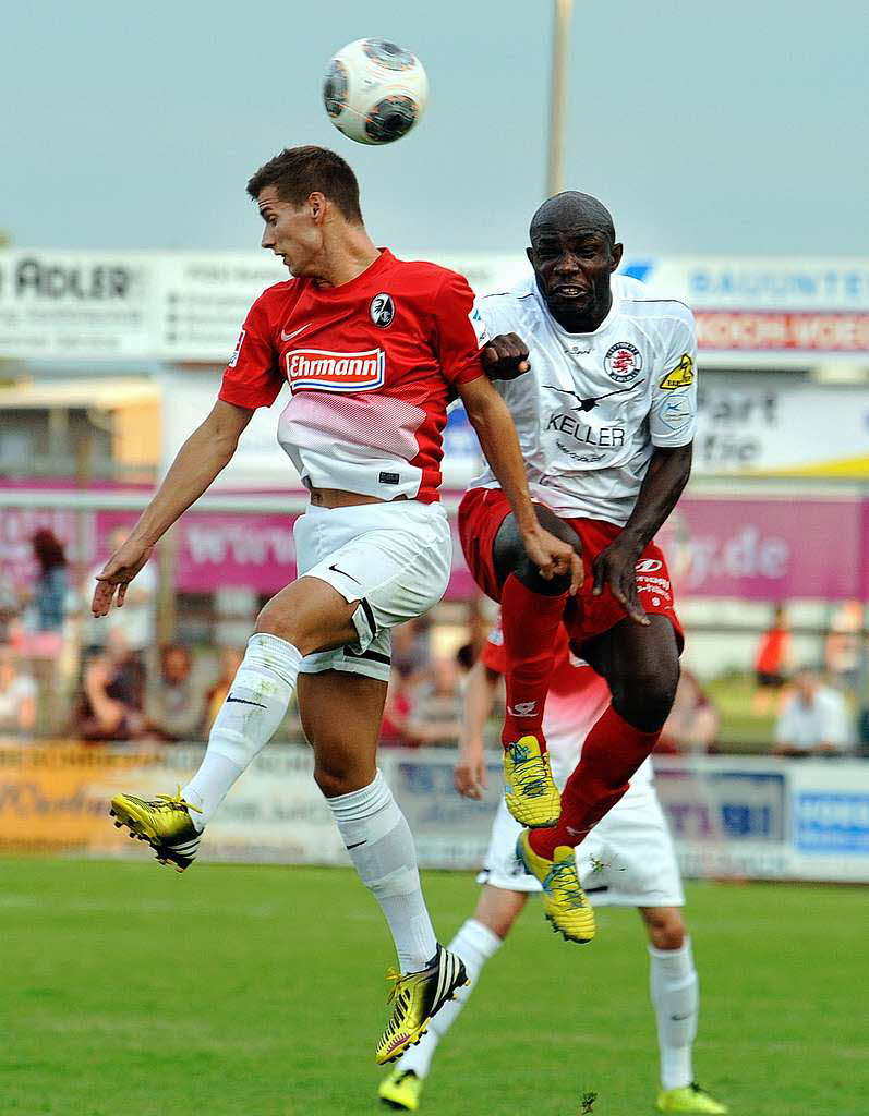 Hendrick Zuck (l.) im Kopfballduell mit Patrick Bengondo.