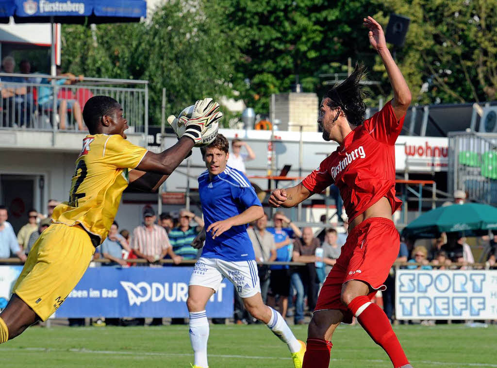 Bahlingen gegen Lausanne: Yannick Hringer (BSC, r.) hat gegen Torwart Signori Antonio das Nachsehen.