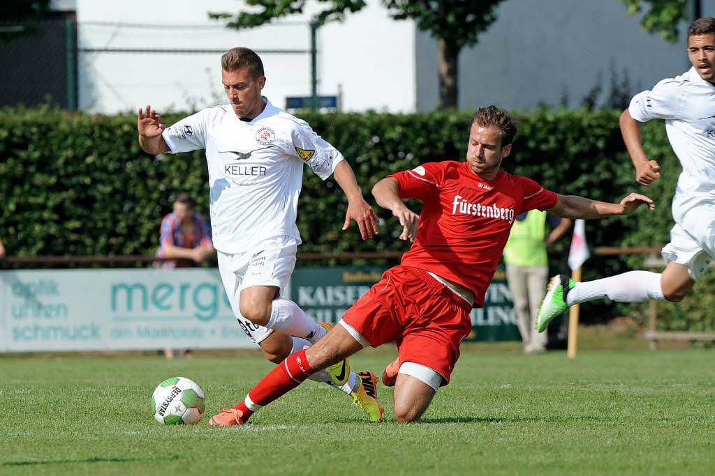 Michael Schlegel (BSC, r.) versucht Aratore(l.) vom Ball zu trennen.