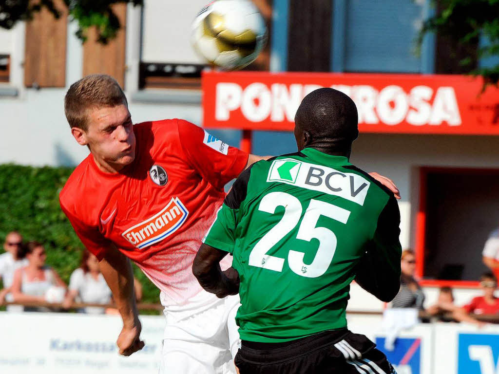 SC-Verteidiger Matthias Ginter ist vor Matar Coly am Ball.