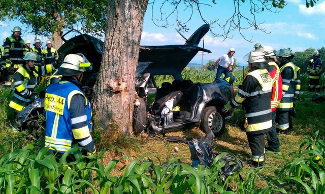 Die Feuerwehr befreite den eingeklemmten Autofahrer aus dem Wagen.  | Foto: Feuerwehr Rheinhausen