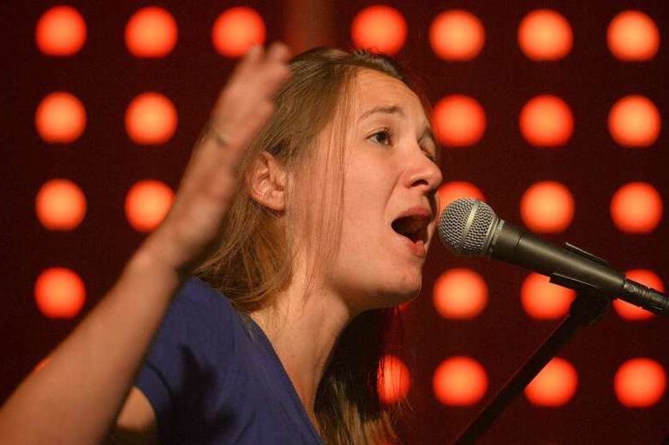 Sprachbilder voll innerer Spannung, expressiver Gesang, ungewöhnliche Klangfarben: Sophie Hunger und Band beim ZMF. (Foto: Patrick Seeger) Sprachbilder voll innerer Spannung, expressiver Gesang, ungewöhnliche Klangfarben: Sophie Hunger und Band beim ZMF. (Foto: Patrick Seeger)