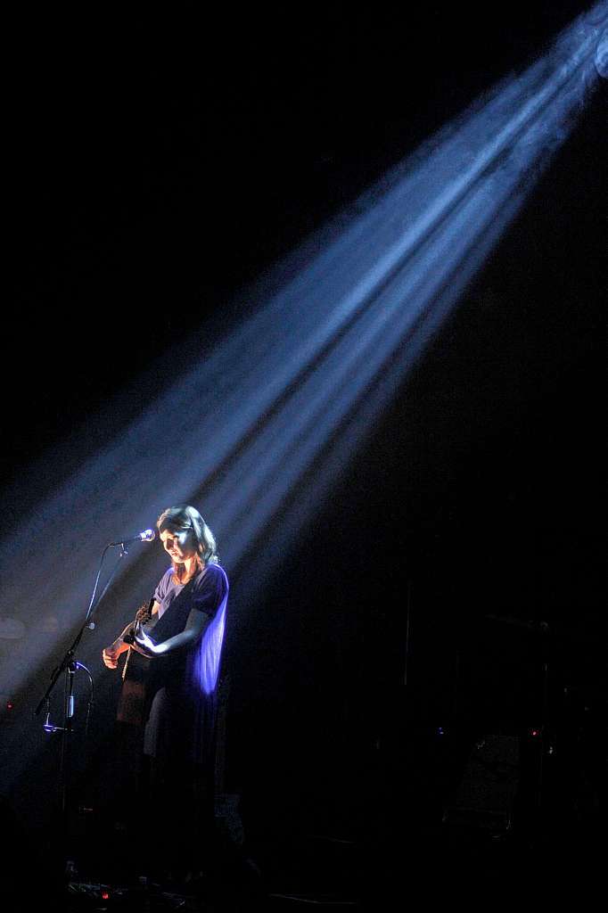 Sprachbilder voll innerer Spannung, expressiver Gesang,  ungewhnliche Klangfarben: Sophie Hunger und Band beim ZMF.