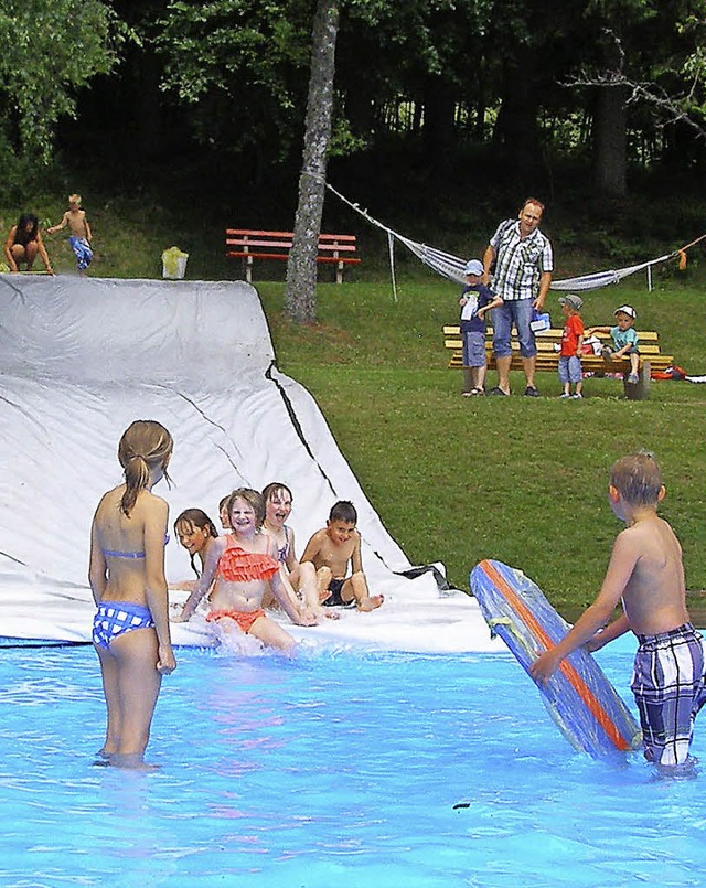 Eine  Siloplane am Hang verlegt und mi...l beim Spielnachmittag fr viel Spa.   | Foto: Liane Schilling