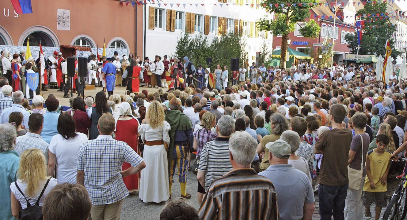 viel Interesse findet das Historienschauspiel am Samstagabend  | Foto: Michael Haberer