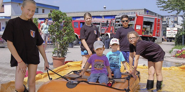 Im Hof des Feuerwehrgertehauses drehe...er im Feuerwehrboot eine kleine Runde.  | Foto: Christian Ringwald