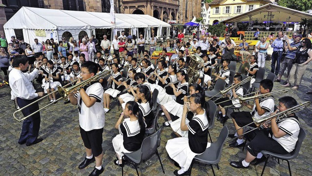 Das Blasorchester der Experimental-Gru...ritt auf dem Freiburger Weinfest hin.   | Foto: Thomas Kunz