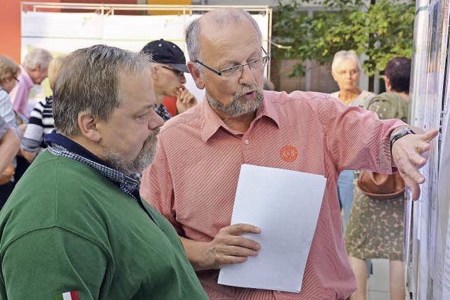 Gnter Evermann (rechts) von der Stadt...die Landesgartenschau zu informieren.   | Foto: Christian Kramberg