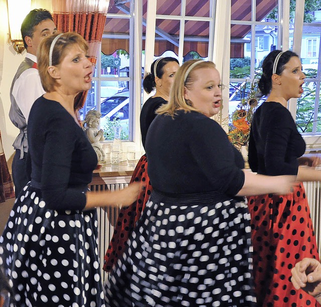 Die Cook&#8217;s Singers gaben ihr Jah...ok-Mller im Breisacher Caf Ihringer.  | Foto: kai kricheldorff