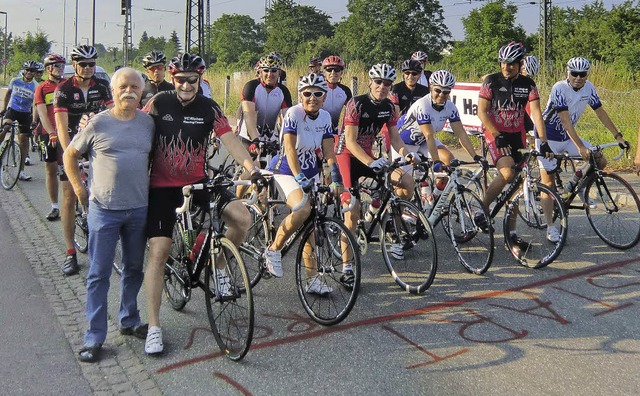 25 Radsportbegeisterte starteten schon...s auf  den 230 Kilometer langen Kurs.   | Foto: Walliser