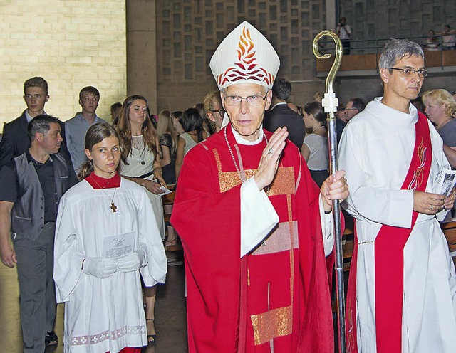 Der emeritierte Weihbischof  Paul Wehr...n Firmlingen in die Kirche St. Peter.   | Foto: Antje Gessner