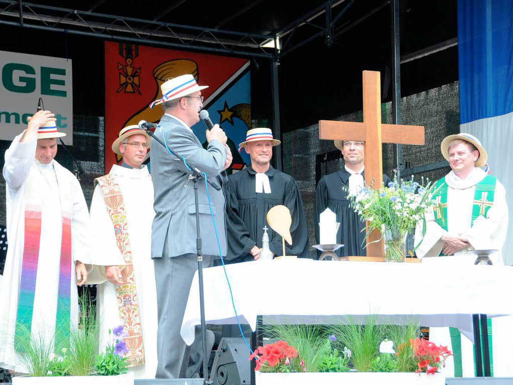 Festgottesdienst am Sonntag. Fr alle Pfarrer gab es deutsch-franzsische Kopfbedeckungen