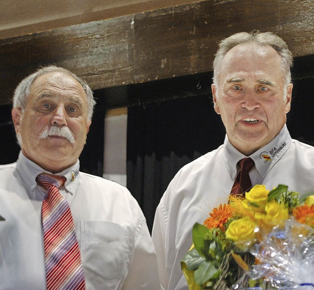 Hermann Vogel (rechts) wurde vom alten... dem Bezirksvorstand verabschiedet.     | Foto:  Annemarie Zwick